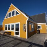 Gult hus med stor terrasse