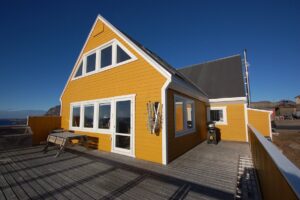 Gult hus med stor terrasse