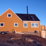 Huset set fra siden i aftensol