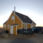 Huset med indgang og parkering