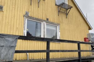 Gult træhus med terrasse, Tipitooq 3 i Aasiaat