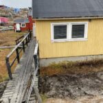 Husets side med vindue og gangbro